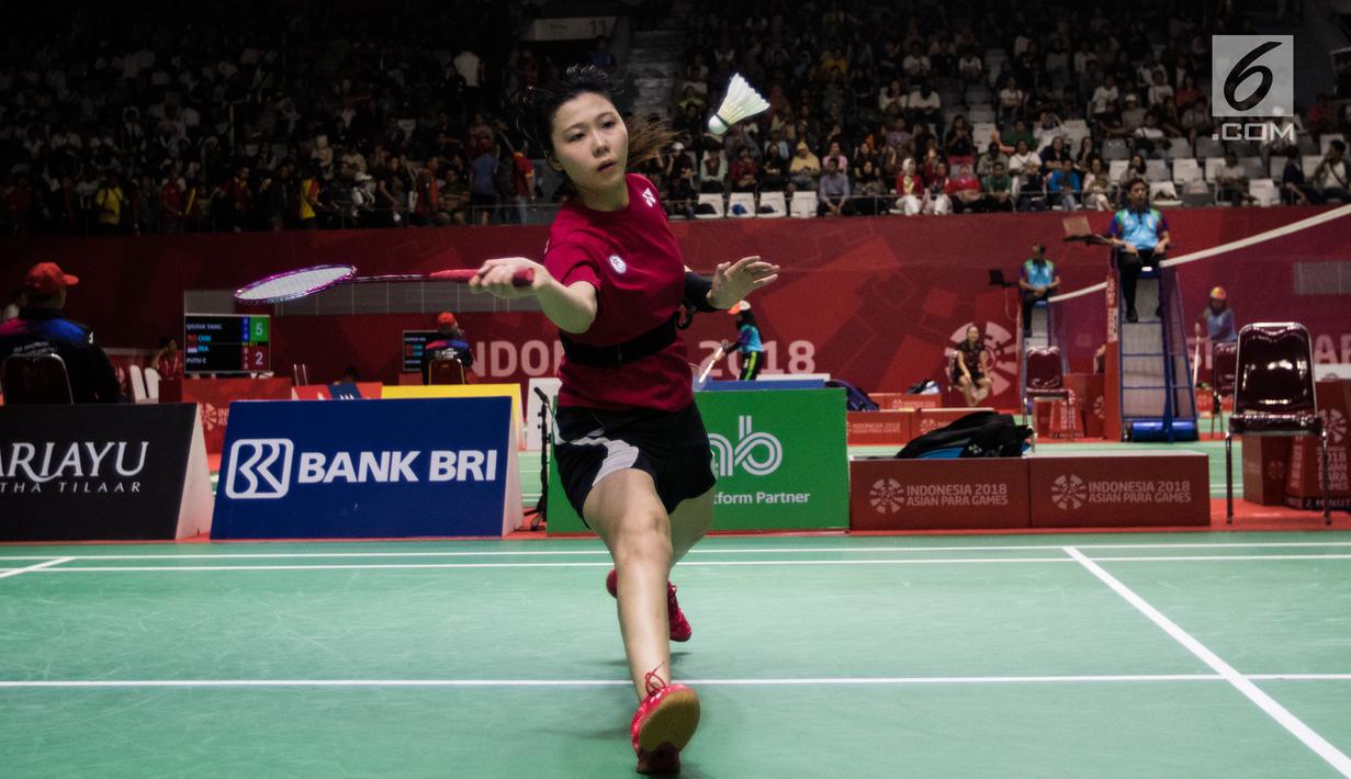 Pebulu tangkis Hong Kong, Tsz Huen Lam berusaha mengembalikan bola saat tampil pada Asian Para Games cabang bulu tangkis RR 3 di Istora Senayan, Jakarta, Kamis (11/10). (Bola.com/Vitalis Yogi Trisna)