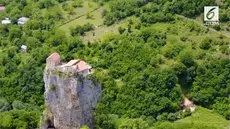 Sebuah gereja dibangun di atas bukit setinggi 40 meter. Salah satu objek wisata religi di Georgia.