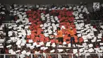 Ribuan suporter Persija Jakarta, The Jakmania membentuk formasi pada laga final Piala Presiden 2018 antara Persija Jakarta melawan Bali United di Stadion Utama GBK, Senayan, Jakarta, Sabtu (17/2). (Liputan6.com/Arya Manggala)