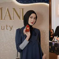 Paula Verhoeven kembali mencuri perhatian dengan gaya hijabnya yang anggun dan berkelas saat menghadiri sebuah acara kecantikan eksklusif. [@paula_verhoeven].