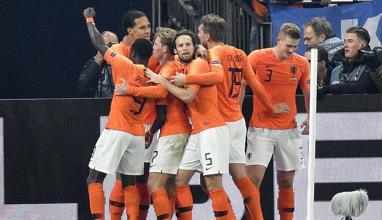 Para pemain Belanda merayakan gol yang dicetak oleh Virgil Van Dijk ke gawang Jerman pada laga UEFA Nations League di Veltins Arena, Gelsenkirchen, Senin (19/11/2018). Kedua tim bermain imbang 2-2. (AP/Martin Meissner)