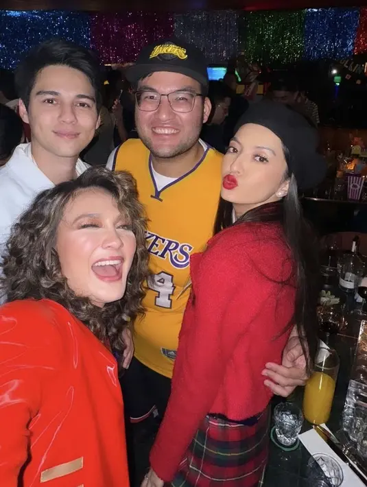 <p>Sementara itu, Raline Shah tampil mengenakan blazer merah dipadukan rok pleated kotak-kotak warna merah. [@ralineshah]</p>