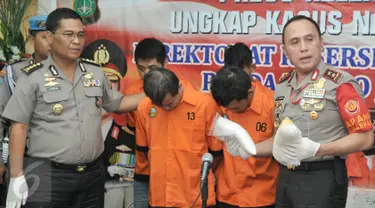 Kapolda Metro Jaya, Irjen Pol M Iriawan (kanan) menunjukkan barang bukti dan tersangka saat rilis pengungkapan tindak pidana narkotika di Polda Metro, Jakarta, Senin (6/3). (Liputan6.com/Yoppy Renato)