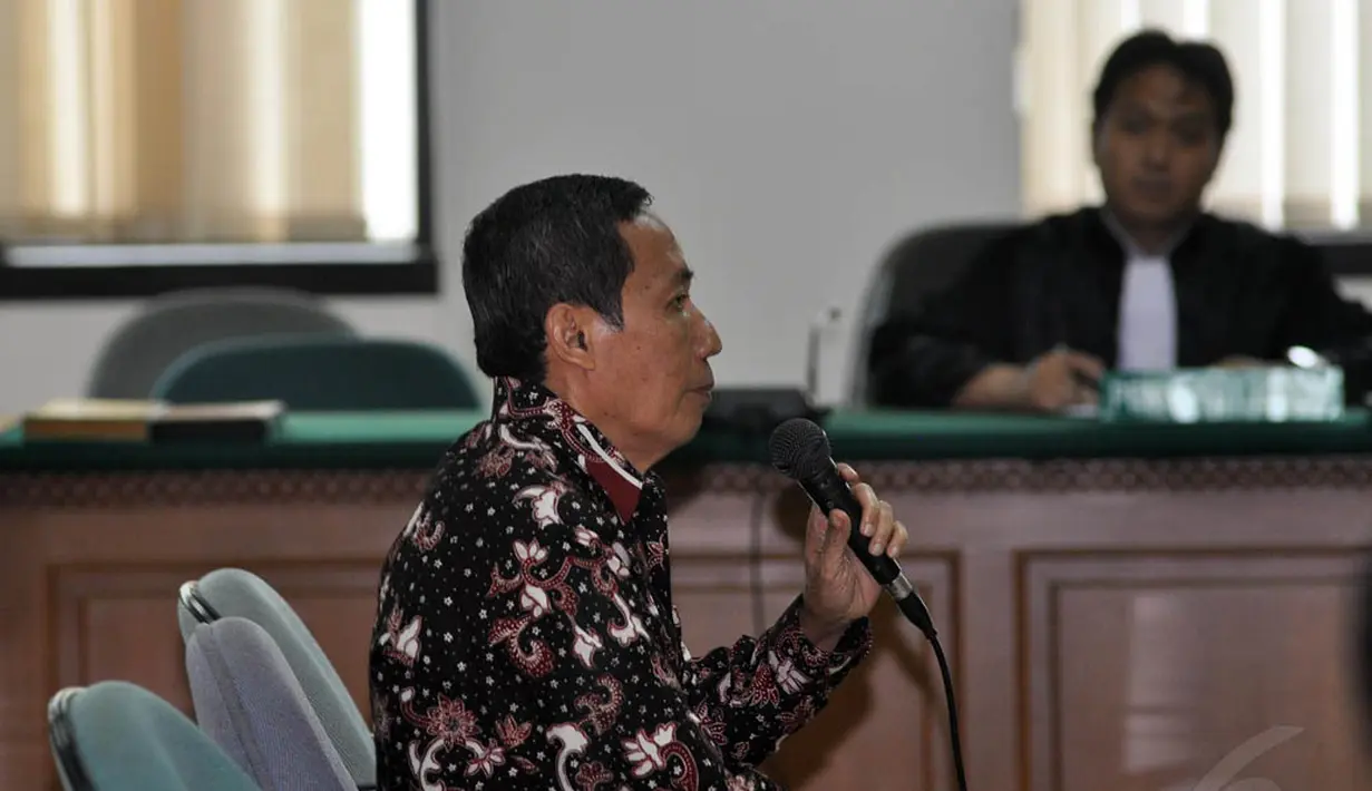 Mantan Wakil Rektor (Warek) II UI, Tafsir Nurchamid mengikuti sidang pembacaan vonis di Pengadilan Tipikor, Rabu (3/12/2014). (Liputan6.com/Miftahul Hayat)