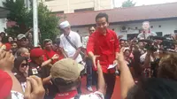 Gibran saat menyapa pendukungnya yang di depan kantor DPD PDI Perjuangan Jawa Tengah. (Felek Wahyu/Liputan6.com)