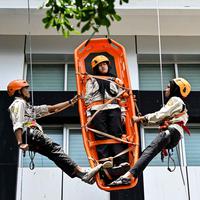 Semangat Mahasiswa Universitas Syiah Kuala Banda Aceh Berlatih Evakuasi Korban dari Ketinggian