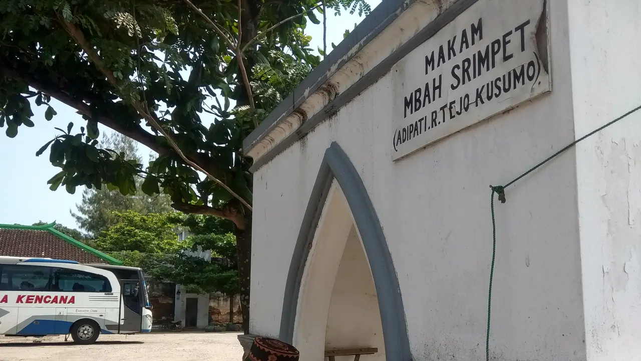 Makam Mbah Srimpet atau Adipati Tejakusuma I yang berlokasi di belakang Masjid Jami’ Lasem, Rembang