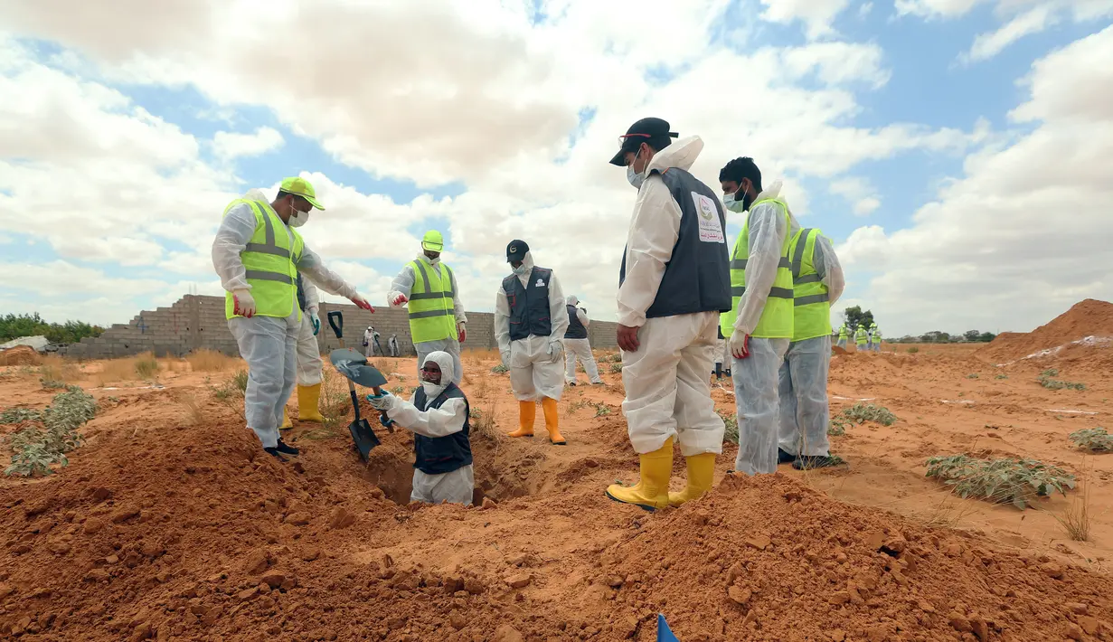 Tim pakar bekerja di lokasi kuburan massal di Kota Tarhuna, Libya, Selasa (23/6/2020). Direktur Departemen Pencarian Jasad Lutfi Al-Misurati mengatakan 10 jasad tak dikenal ditemukan di kuburan massal Kota Tarhuna. (Xinhua/Hamza Turkia)