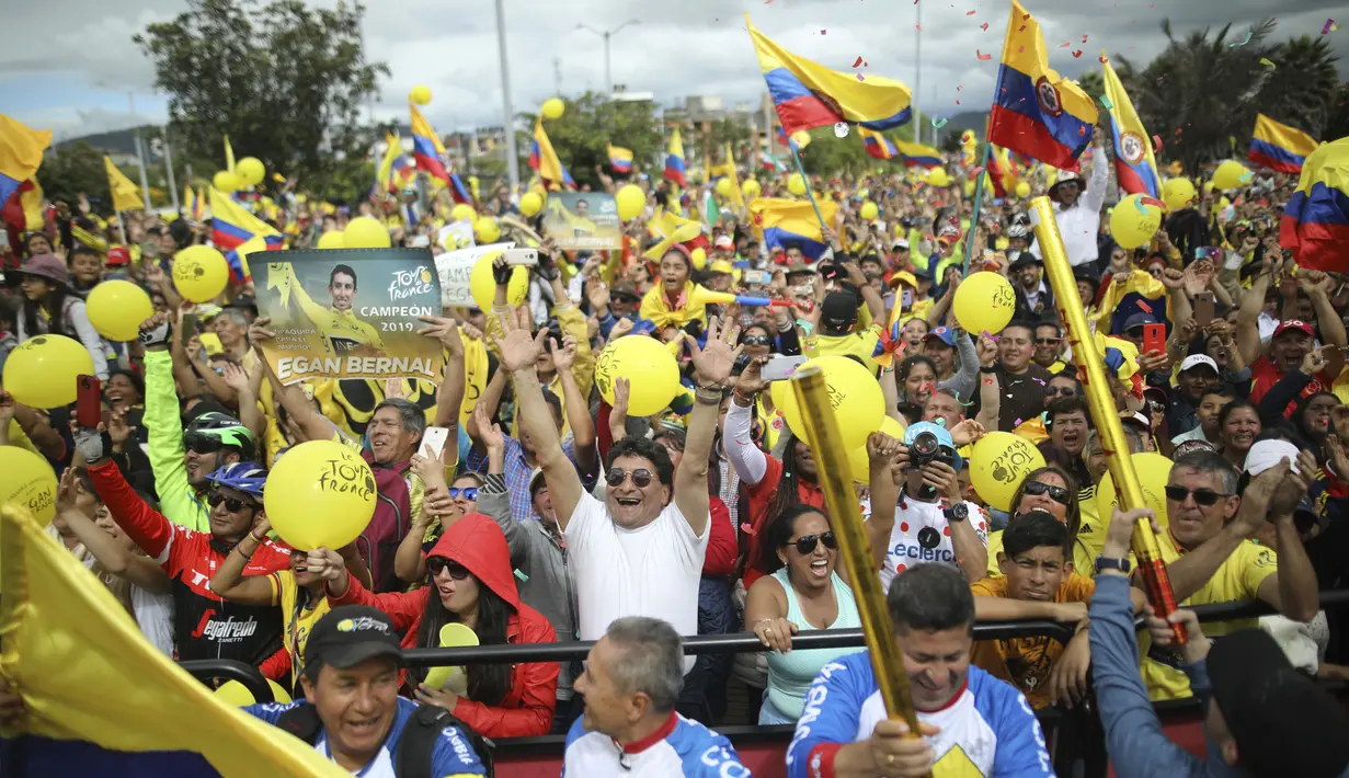 Rakyat Kolombia di kota Zipaquira, Kolombia ikut bersukacita merayakan kemenangan Egan Bernal pada Tour de France 2019.  (AP/Ivan Valencia)