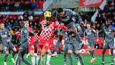 Kemenangan ini membawa Real Madrid kini menempati peringkat kedua dengan raihan 36 poin dari 16 kali bermain, hanya beda dua angka dengan Barcelona di posisi pertama. (AP Photo/Joan Monfort)