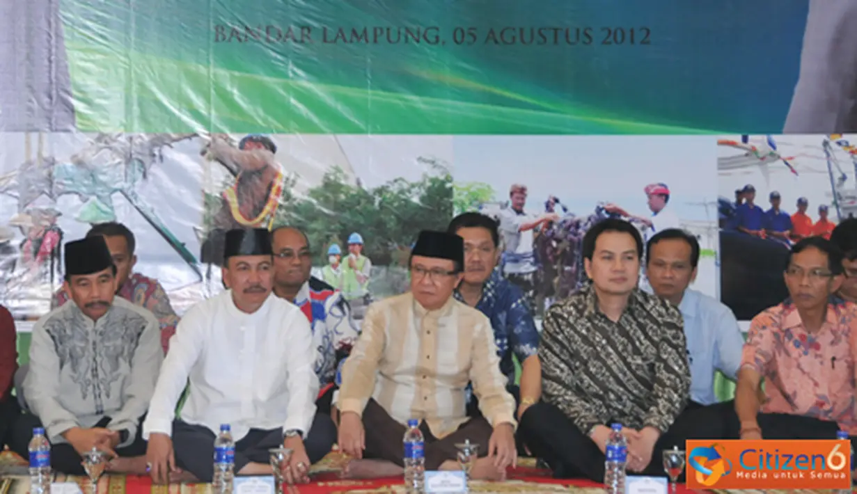Citizen6, Lampung: Menteri Kelautan dan Perikanan, Sharif C.Sutardjo meninjau dan memberikan bantuan dalam rangka kegiatan Safari Ramadan kepada nelayan di PPP Lempasing, Lampung Selatan, Lampung pada, Minggu (5/8). (Pengirim: Efrimal Bahri)
