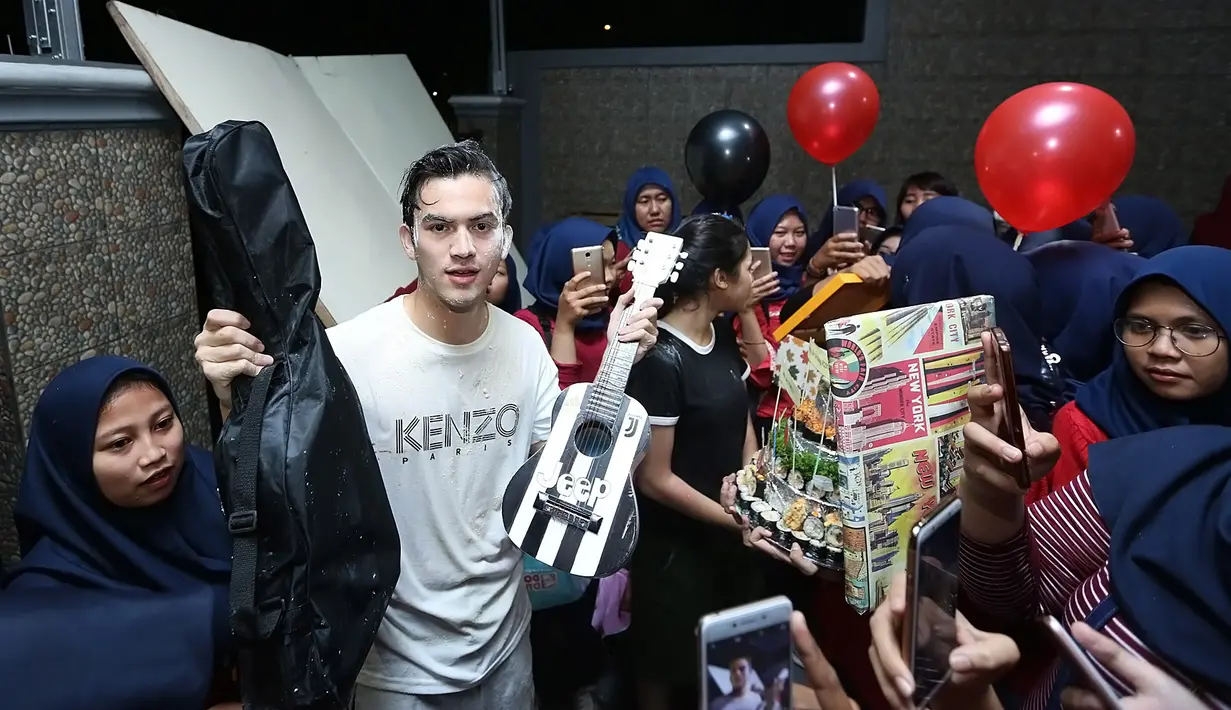 Begitu halnya juga Rizky Nazar yang pastinya sangat senang mendapat banyak hadiah dari para penggemarnya. Untuk yang satu ini hadiahnya adalah gitar kecil yang bermotif klub sepak bola dunia. (Bambang E.Ros/Bintang.com)