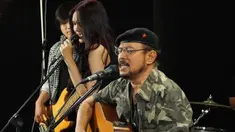 Meski konsepnya akustik, Boedi Djarot tetap menampilkan kekayaan musik