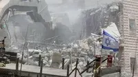 Bendera Israel terlihat selama penghancuran bangunan Palestina di daerah Wadi al-Hummus yang berdekatan dengan Palestina (22/7/2019). Palestina menuduh Israel menggunakan keamanan sebagai dalih untuk mengusir mereka dari Tepi Barat. (AFP Photo/Ahmad Gharabli)