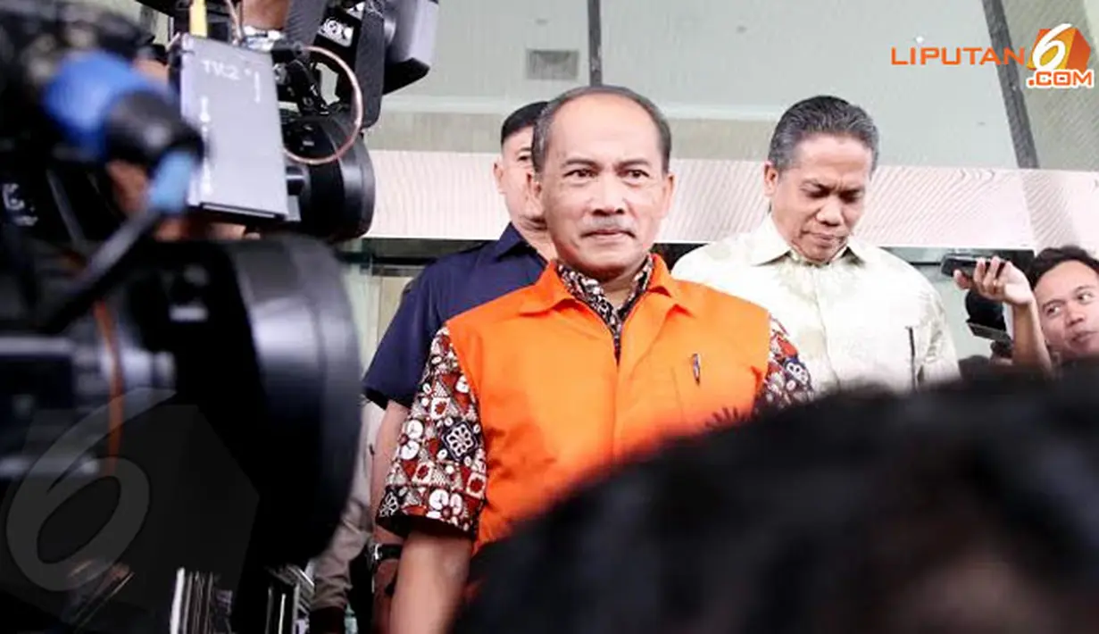Budi Mulya yang datang dengan mengenakan batik dan rompi tahanan KPK berjanji akan mengungkapkan apa yang dia ketahui seputar kebijakan FPJP dalam persidangan nantinya
(Liputan6.com/Herman Zakharia).