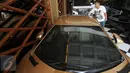 Petugas membersihkan mobil Lamborghini Aventador LP 700-4 tahun 2013 di Auto One Cars Boutique, Jakarta, Senin (5/10/2015). Mobil sport mewah tersebut akan dilelang DJKN Kemenkeu dengan nilai limit Rp 8,26 miliar. (Liputan6.com/Immanuel Antonius)