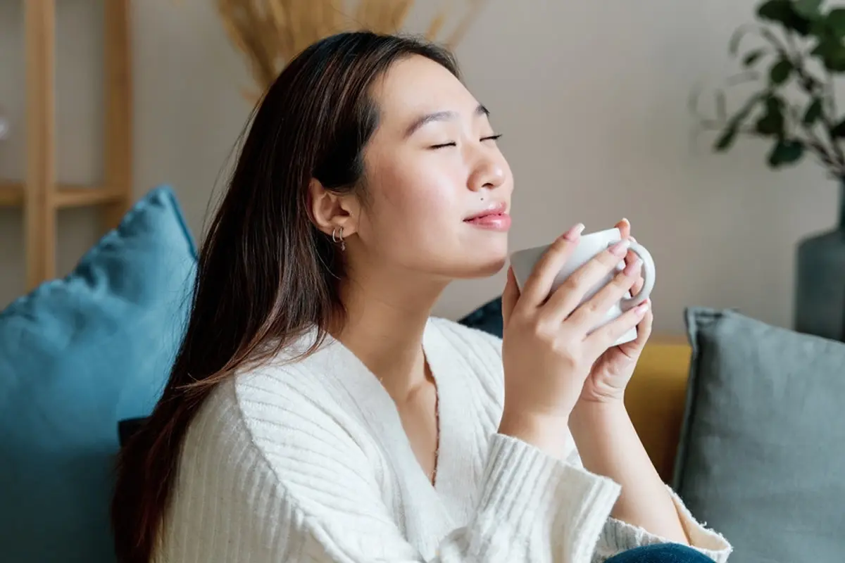 bahagia tenang tersenyum damai minum kopi bersyukur