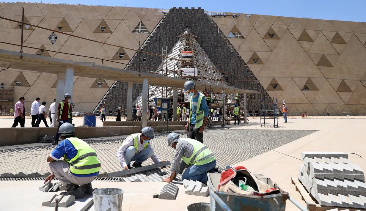 Pekerja konstruksi bekerja di lokasi pembangunan Museum Besar Mesir di Giza, 25 Agustus 2020. Mesir menerima 126.000 wisatawan sejak negara itu membuka kembali resor tepi lautnya untuk penerbangan internasional dan turis mancanegara pada 1 Juli, setelah ditutup akibat COVID-19. (Xinhua/Ahmed Gomaa)
