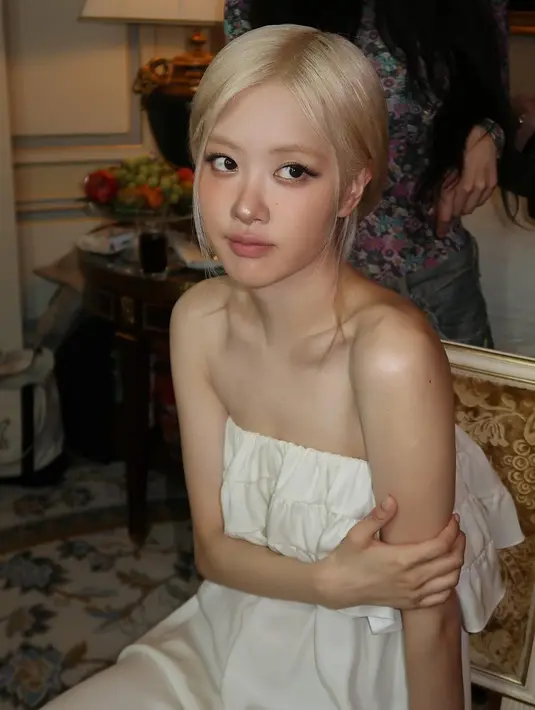 Tampilan effortless bukan cuma dari dress yang dikenakan, melainkan pulasan makeup dan hair do [@roses_are_rosie]