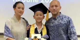 Bersama Ananda Mikola, Marcella hadir ke wisuda anak pertamanya Kana yang baru saja lulus SMP. Marcella pun tampil elegan dengan busananya. (@marcella.zalianty)