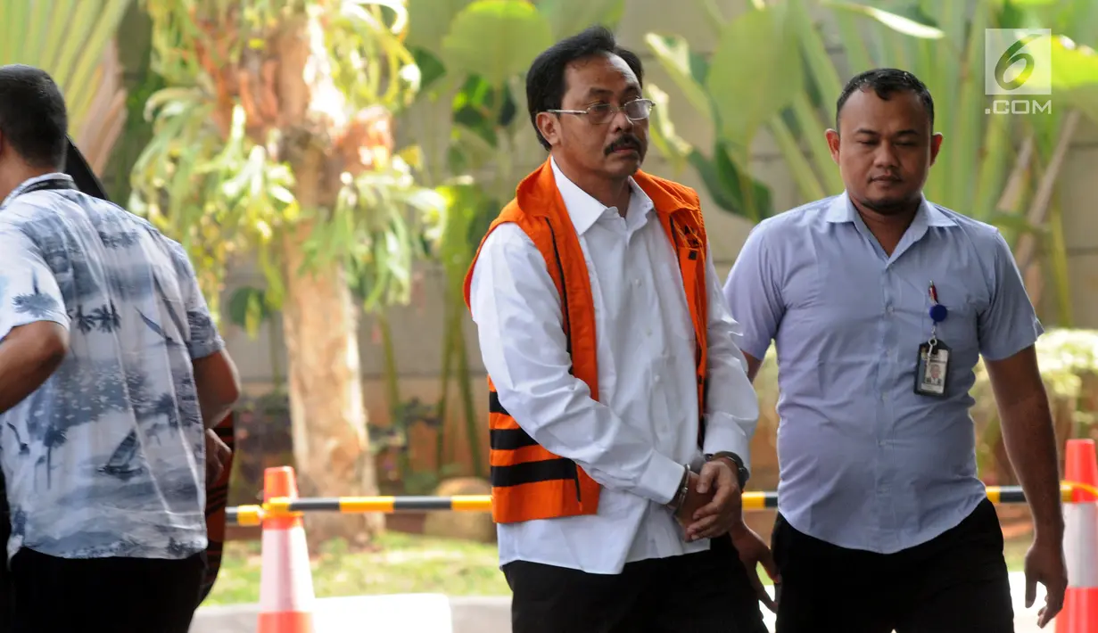 Gubernur nonaktif Kepulauan Riau Nurdin Basirun (tengah) tiba di Gedung KPK, Jakarta, Selasa (30/7/2019). Nurdin Basirun diperiksa sebagai tersangka terkait dugaan suap izin lokasi rencana reklamasi di wilayah Kepulauan Riau. (merdeka.com/Dwi Narwoko)