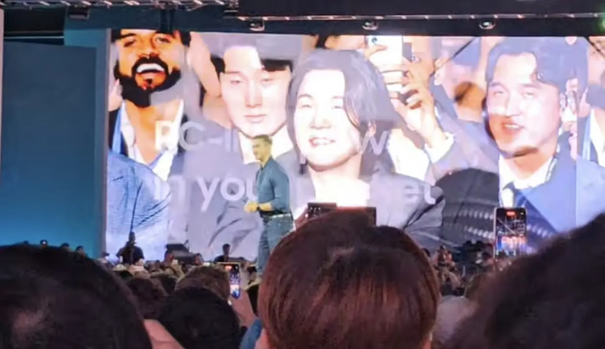 Meski mengatakan ia bukan Army —sebutan fans BTS. Namun Pevita mengabadikan video Suga saat muncul di layar.  (@pevpearce)