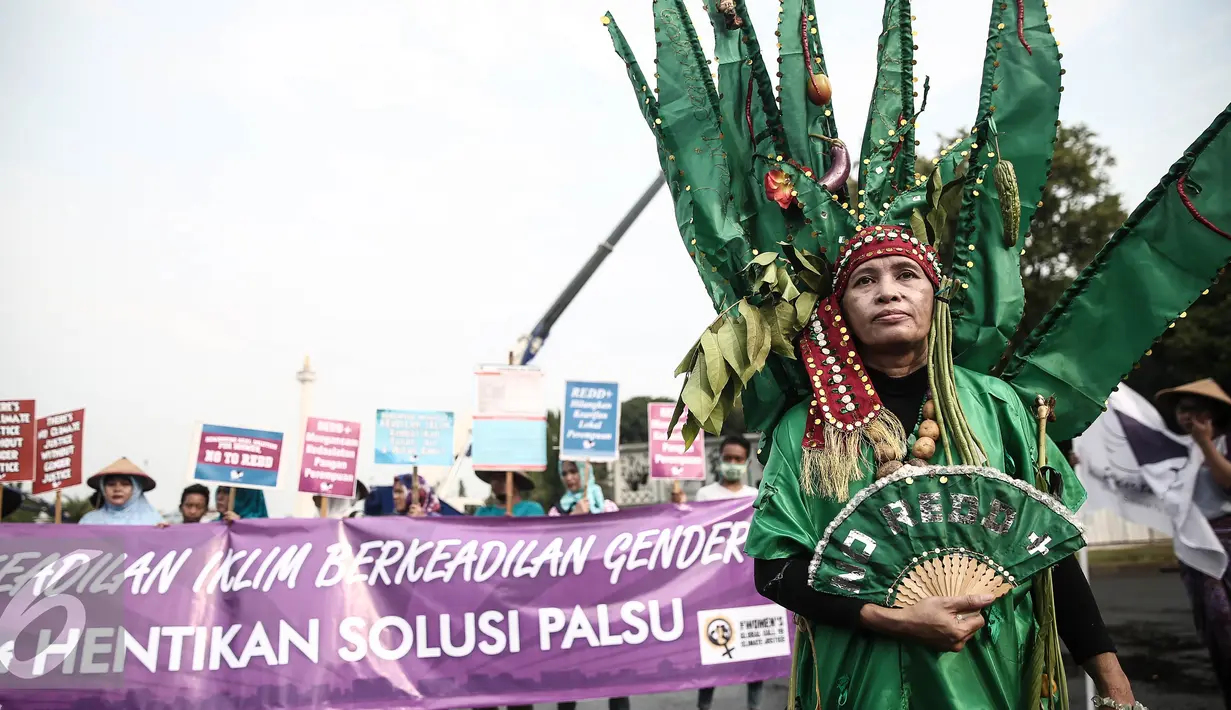 Aksi perempuan menuntut keadilan iklim di depan Istana Negara, Jakarta, Selasa (17/5). Dalam aksinya mereka meminta pemerintah Indonesia tegas dan konsisten dalam langkah mengatasi perubahan iklim. (Liputan6.com/Faizal Fanani)