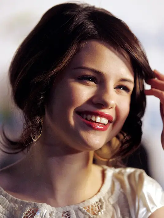 Selain itu sumber juga mengatakan Selena sangat ingin menghabiskan waktu lebih lama bersama ibu dan keluarga besar The Weeknd, namun The Weeknd harus kembali tur di bulan May nanti. (AFP/Bintang.com)