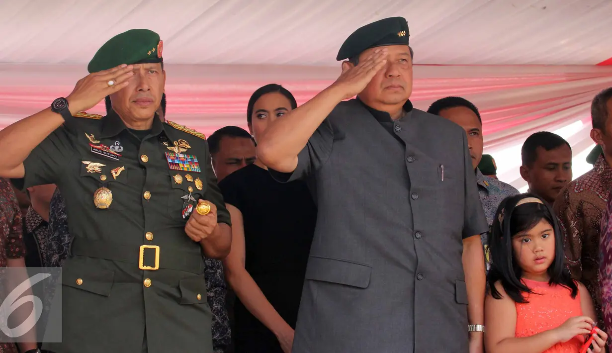 Mantan Presiden Susilo Bambang Yudhoyono ( SBY) saat menghadiri sertijab di Markas Yonif Mekanis 203, Tangerang (22/8/2015). Agus resmi menjabat Komandan Batalyon Infanteri Mekanis 203. (Liputan6.com/Helmi Afandi)