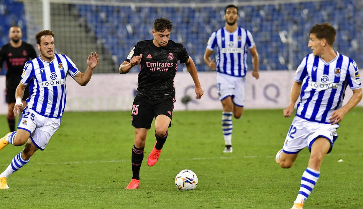 Pemain Real Madrid, Federico Valverde, menggiring bola saat melawan Real Sociedad pada laga Liga Spanyol di Stadion Anoeta, Minggu (20/9/2020). Kedua tim bermain imbang 0-0. (AP/Alvaro Barrientos)