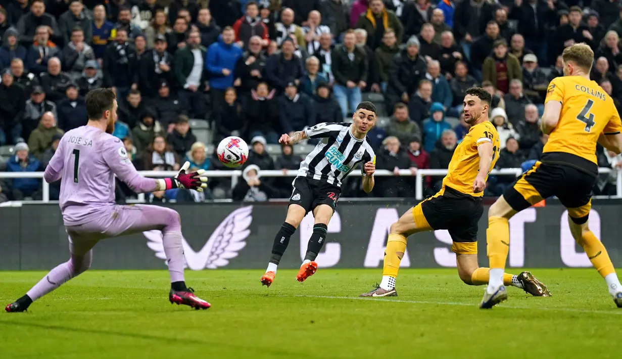 Pemain Newcastle United Miguel Almiron mencetak gol ke gawang Wolverhampton Wanderers pada pertandingan sepak bola Liga Inggris di St. James' Park, Newcastle, Inggris, 12 Maret 2023. Newcastle United mengalahan Wolverhampton Wanderers dengan skor 2-1. (Owen Humphreys/PA via AP)