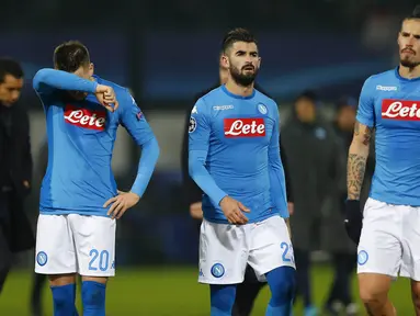 Para pemain Napoli tampak kecewa usai tersingkir dari Liga Champions setelah kalah dari Feyenoord di Stadion Kuip, Rotterdam, Rabu (6/12/2017). Feyenoord menang 2-1 atas Napoli. (AP/Peter Dejong)