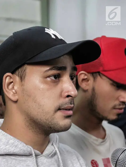 Raut wajah aktor Riza Shahab saat memberi keterangan usai menjalani pemeriksaan oleh BNN di Polda Metro Jaya, Jakarta, Jumat (13/4). Riza ditangkap bersama Reza Alatas di apartemen kawasan Kuningan. (Liputan6.com/Faizal Fanani)
