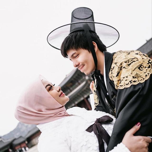 8 Potret Aurel Hermansyah dan Atta Halilintar Pakai Hanbok saat Liburan, Bak Drama Korea