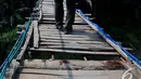 Kondisi jembatan gantung Lebak yang memprihatinkan bisa membahayakan warga yang melintas diatasnya. Foto diambil pada Selasa (5/11/2014) (Liputan6.com/Johan Tallo)