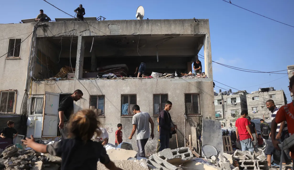 Warga Palestina memeriksa kerusakan di lokasi serangan semalam oleh Israel terhadap sekolah Halima Saadiya di Jabalia, Jalur Gaza utara, pada 11 Juli 2025. (BASHAR TALEB/AFP)