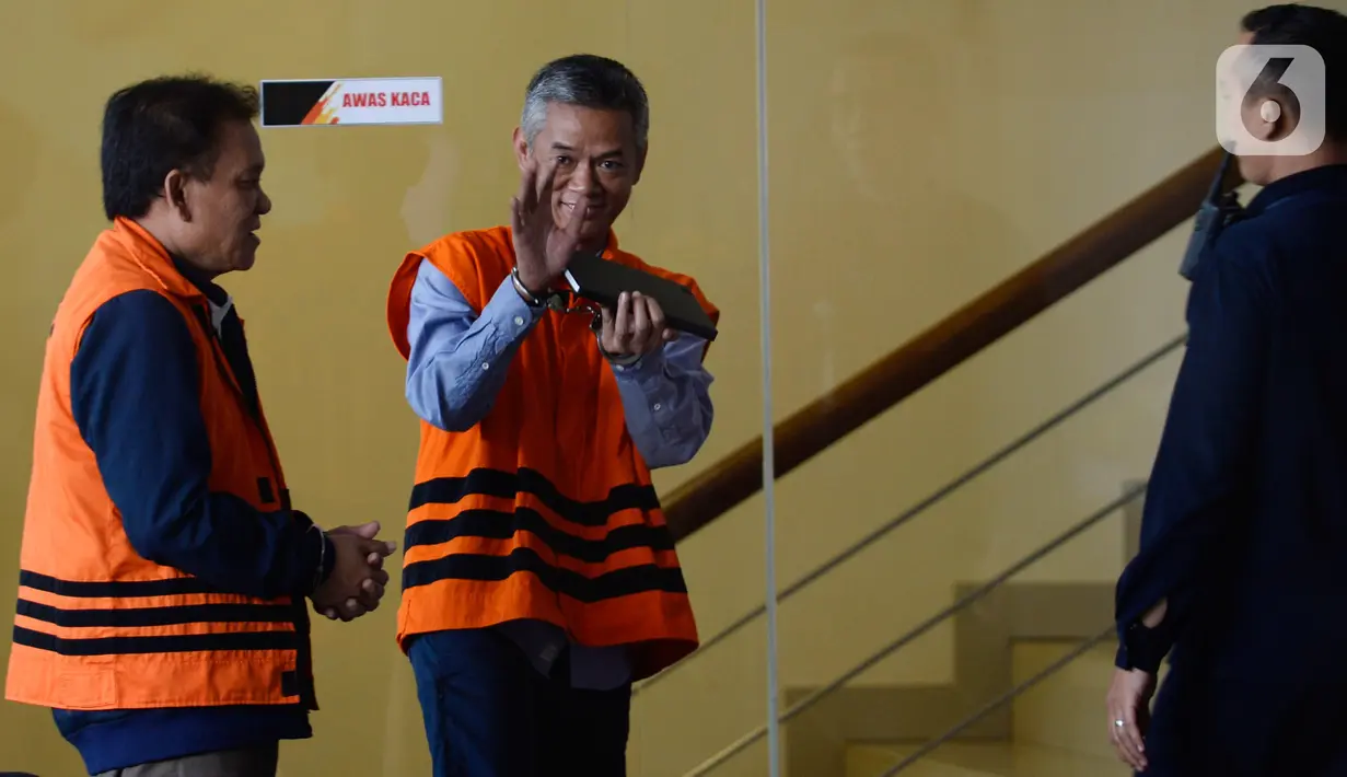 Mantan Komisioner KPU Wahyu Setiawan (tengah) dan Direktur Utama PT Rudi Jaya Ibnu Ghofur penyuap Bupati Sidoarjo Saiful Ilah bersiap menjalani pemeriksaan lanjutan di Gedung KPK,  Jakarta, Rabu (12/2/2020). Wahyu diperiksa terkait dugaan suap pengurusan PAW anggota DPR. (merdeka.com/Dwi Narwoko)
