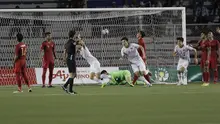 Para pemain Vietnam U-22 merayakan gol yang dicetak Doan Van Hau ke gawang Timnas Indonesia U-22 pada laga final SEA Games 2019 di Stadion Rizal Memorial, Manila, Selasa (10/12). Indonesia kalah 0-3 dari Vietnam. (Bola.com/M Iqbal Ichsan)