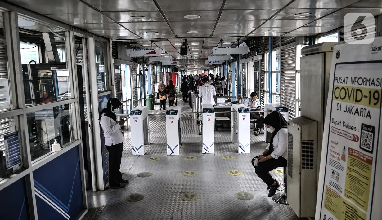 Suasana saat di Halte Harmoni, Jakarta, Senin (16/11/2020). Penyediaan fasilitas wifi gratis dilakukan di halte-halte tujuh koridor jaringan bus terintegrasi. (merdeka.com/Iqbal S. Nugroho)