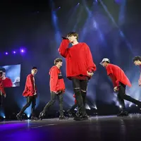 Tentu saja kehadiran para selebriti itu disadari para penggemar BTS yang hadir di Gocheok Sky Dome. (foto: billboard.ph)