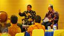Ketua MK Arief Hidayat (kiri) saat menjadi pembicara dalam acara CEO Gathering APINDO di Jakarta, Senin (27/2). Dialog tersebut membahas peran MK dalam menjamin kepastian hukum di Indonesia dan implikasinya dalam dunia usaha. (Liputan6.com/Angga Yuniar)