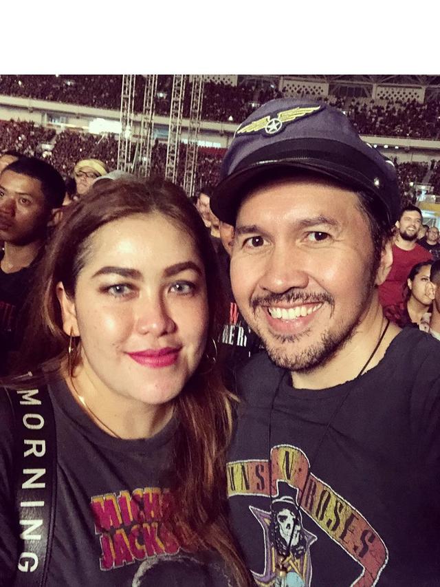 Jarang Tersorot, Ini 7 Momen Mesra David Bayu dan Sang Istri