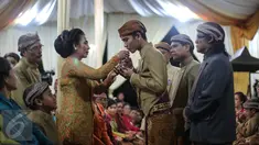 Prosesi Midodareni Gibran Rakabuming putra sulung Presiden Joko Widodo di kediaman calon mempelai wanita, Selvi Ananda Putri, Solo, Rabu (10/6/2015). (Liputan6.com/Faizal Fanani) 