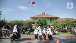 Aktivitas sejumlah murid di SDN Cibubur 04, Jakarta, Jumat (13/5/2022). Kegiatan belajar di sekolah yang mencakup wilayah DKI Jakarta, Banten, dan Jawa Barat kembali dimulai pascalibur Lebaran. (Liputan6.com/Faizal Fanani)