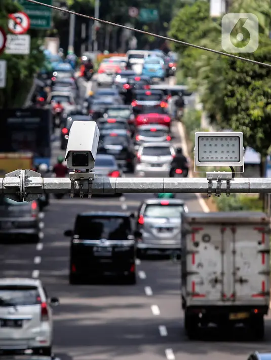 Kamera tilang elektronik mobile atau ETLE (Electronic Traffic Law Enforcement) terpasang di Jalan Asia Afrika, Jakarta, Rabu (29/12/2021). Korlantas Polri akan menerapkan ETLE mobile sepanjang liburan Natal dan Tahun Baru 2021 untuk mengurangi kecelakaan lalu lintas. (Liputan6.com/Johan Tallo)