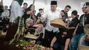 Komedian Indro Warkop menaburkan bunga di pusara istrinya, Nita Octobijanthy di TPU Tanah Kusir, Jakarta, Rabu (10/10). Nita Octobijanthy meninggal dunia di RS MMC Jakarta Selatan. (Liputan6.com/Faizal Fanani)