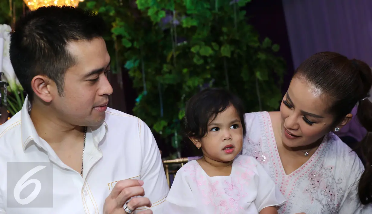 Presenter Olla Ramlan bersama suami saat menghadiri syukuran aqiqah anak ke-2 pasangan Nindy dan Askara di Jakarta, Sabtu (21/1). Pasangan selebritis Nindy  dan Askara menggelar syukuran Aqiqah anak ke 2 duanya, Kanara. (Liputan6.com/Herman Zakharia)