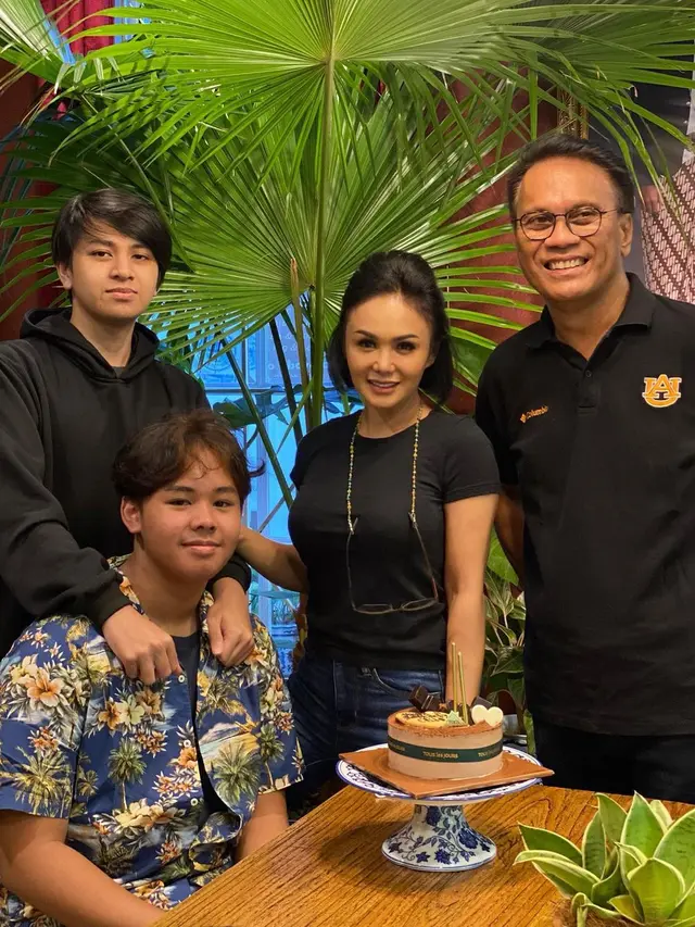 8 Potret Yuni Shara dan Kedua Putranya, Dampingi Anak saat Nonton Film Dewasa