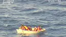 Tujuh penumpang ditemukan terombang-ambing selama empat hari di atas perahu penyelamat di tengah Samudra Pasifik, Minggu (28/1). Mereka adalah korban selamat dari peristiwa tenggelamnya kapal feri MV Butiraoi di Kiribati (HO/NEW ZEALAND DEFENCE FORCE/AFP)