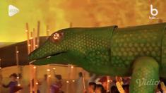 Sebuah boneka Komodo raksasa hadir dalam acara pembukaan Asian Para Games 2018